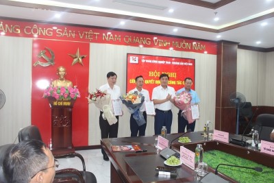 Đồng chí Phan Xuân Thuỷ Thuỷ, Phó tổng giám đốc Tập đoàn trao  quyết định bổ nhiệm đồng chí Phạm Hồng Thanh, Giám đốc Công ty Tuyển Than Hòn Gai