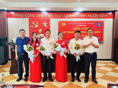 Đồng chí Chủ tịch Công đoàn Công ty và Trưởng phòng KCS trao thưởng cho các ATVSV đạt xuất sắc