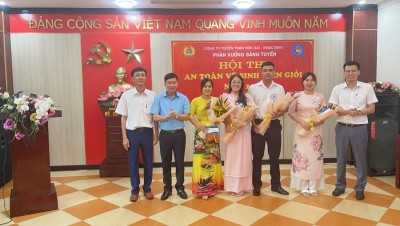 Đ/c: Phó Chủ tịch Công đoàn Công ty và Ban lãnh đạo PX trao giải thưởng cho các ATVSV xuất sắc