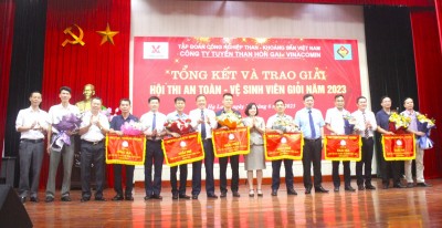 Các đồng chí lãnh đạo Công ty trao thưởng cho các đơn vị đạt giải tập thể