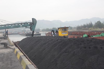 Toàn cảnh rót than tiêu thu than tại phân xưởng Kho Cảng Lành khánh 2