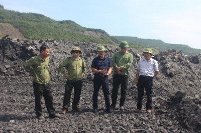 Đồng chí Đỗ Ngọc Tú - Phó Giám đốc Công ty cùng lực lượng bảo vệ kiểm tra tại hiện trường sản xuất