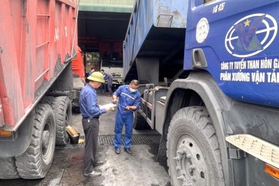 Cán bộ trực ca trực tiếp kiểm tra đo nhiên liệu trước khi cấp phát.