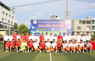 Các đồng chí Lãnh đạo Công ty tặng hoa chúc mừng và chụp ảnh lưu niệm cùng đội bóng của 2 Khối