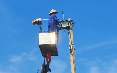 Thực hiện sửa chữa thay thế các bóng đèn bị cháy hỏng ở trên cao