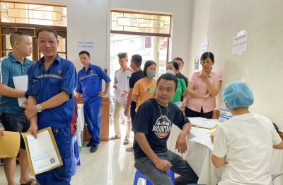 Người lao động được các bác sỹ chuyên khoa khám sàng lọc