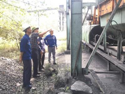 Đ/c Trần Quang Trung - Quản đốc phân xưởng đi kiểm tra tại hiện trường