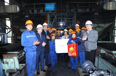 Thăm tặng quà cho tổ Sàng nghiền - Phân xưởng Sàng tuyển