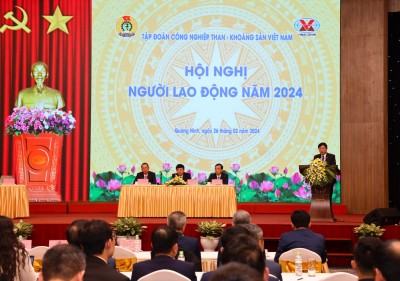 Đồng chí Phạm Hồng Thanh - Bí thư Đảng ủy, Giám đốc Công ty Tuyển than Hòn Gai báo cáo tham luận tại Hội nghị