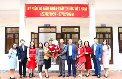 Các đồng chí lãnh đạo Công ty tặng hoa chúc mừng CBNV Trạm y tế Công ty