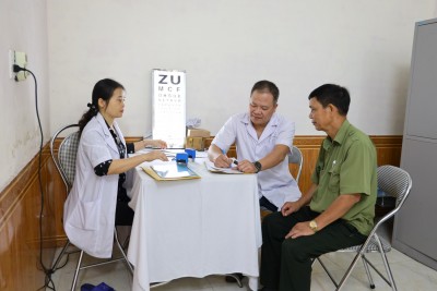 Các bác sỹ khám và tư vấn sức khỏe cho người lao động