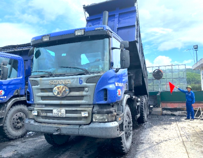 Ảnh: Rót than tiêu thụ tại cảng Làng Khánh 