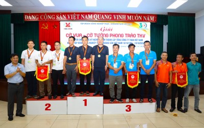 Đoàn VĐV Công ty nhận huy chương đồng (đội ba nam môn cờ tướng)