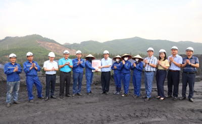 Ảnh: Đồng chí Giám đốc và Công đoàn Công ty trao quà cho Người lao động tại hiện trường sản xuất