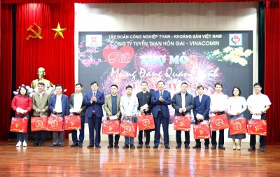 Ảnh: Trao quà cho Công nhân lao động có hoàn cảnh khó khăn, công nhân tiêu biểu xuất sắc