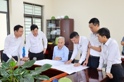 Lãnh đạo TKV nghe báo cáo tiến độ dự án băng tải than Núi Béo - Hà Tu - Cảng Làng Khánh.