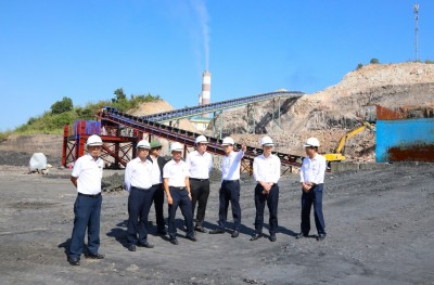 Lãnh đạo Công ty chụp ảnh lưu niệm cùng các đồng chí nguyên lãnh đạo qua các thời kỳ.