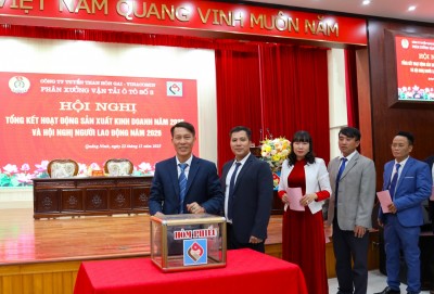 Lãnh đạo Công ty chụp ảnh lưu niệm cùng các đồng chí nguyên lãnh đạo qua các thời kỳ.