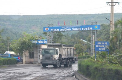 Lãnh đạo Công ty chụp ảnh lưu niệm cùng các đồng chí nguyên lãnh đạo qua các thời kỳ.