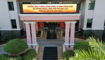 Lãnh đạo Công ty chụp ảnh lưu niệm cùng các đồng chí nguyên lãnh đạo qua các thời kỳ.