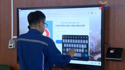 Lãnh đạo Công ty chụp ảnh lưu niệm cùng các đồng chí nguyên lãnh đạo qua các thời kỳ.