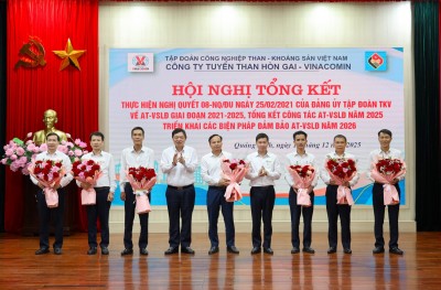 Lãnh đạo Công ty chụp ảnh lưu niệm cùng các đồng chí nguyên lãnh đạo qua các thời kỳ.