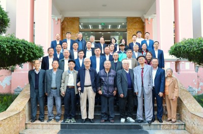 Lãnh đạo Công ty chụp ảnh lưu niệm cùng các đồng chí nguyên lãnh đạo qua các thời kỳ.