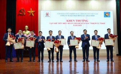 Lãnh đạo Công ty chụp ảnh lưu niệm cùng các đồng chí nguyên lãnh đạo qua các thời kỳ.