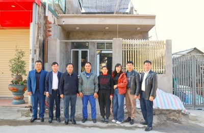 Đoàn công tác nghiệm thu nhà ở “Mái ấm Công đoàn” tại gia đình anh Phạm Văn Hiếu, công nhân Phân xưởng Vận tải 3