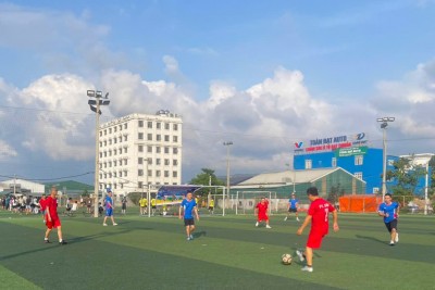 Những pha tranh bóng quyết liệt, thể hiện tinh thần thi đấu nhiệt huyết của đoàn viên thanh niên