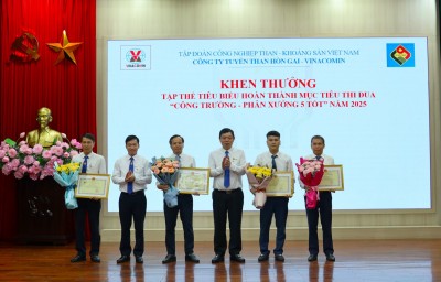 Lãnh đạo Công ty trao thưởng cho 04 tập thể đạt danh hiệu “Công trường, phân xưởng 5 tốt”