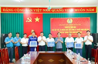 Toàn cảnh hoạt động sản xuất tại vùng chuyển tải than Hòn Nét.