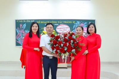 Đại diện Công ty Tuyển than Hòn Gai - Vinacomin chúc mừng, tặng quà nhà trường nhân dịp khai giảng năm học mới.