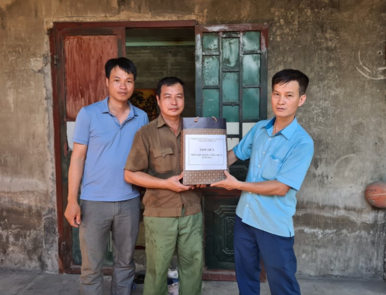 PHÒNG TBK THĂM HỎI GIA ĐÌNH CÔNG NHÂN KHÓ KHĂN NHÂN DỊP THÁNG CÔNG NHÂN NĂM 2021